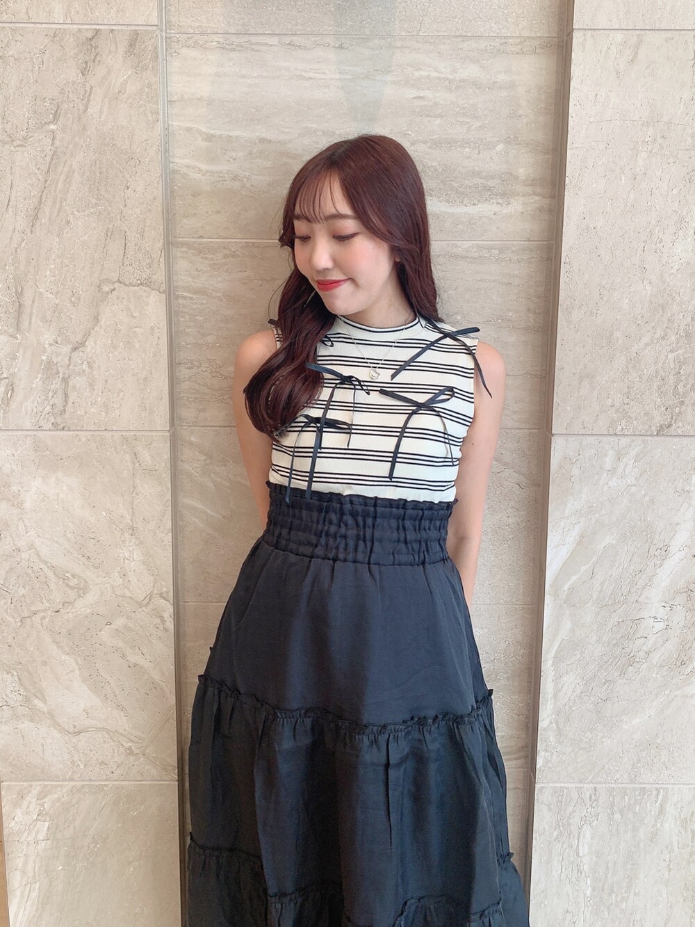 ブラック系のパンプス、ブラック系のワンピースを着用したレディースの夏コーディネートの7枚目の写真