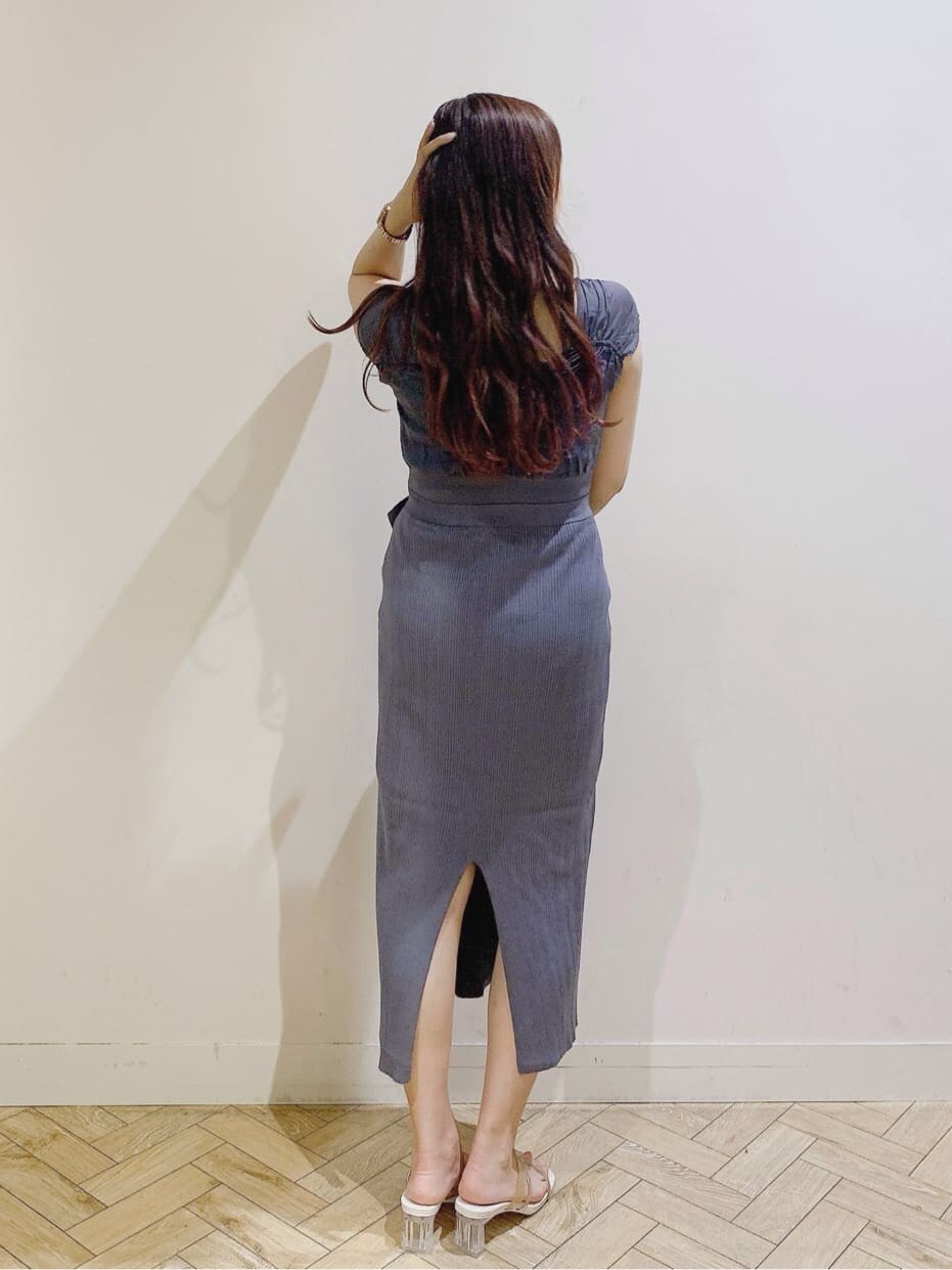 ブルー系のワンピース、ベージュ系のサンダルを着用したレディースの春コーディネートの4枚目の写真