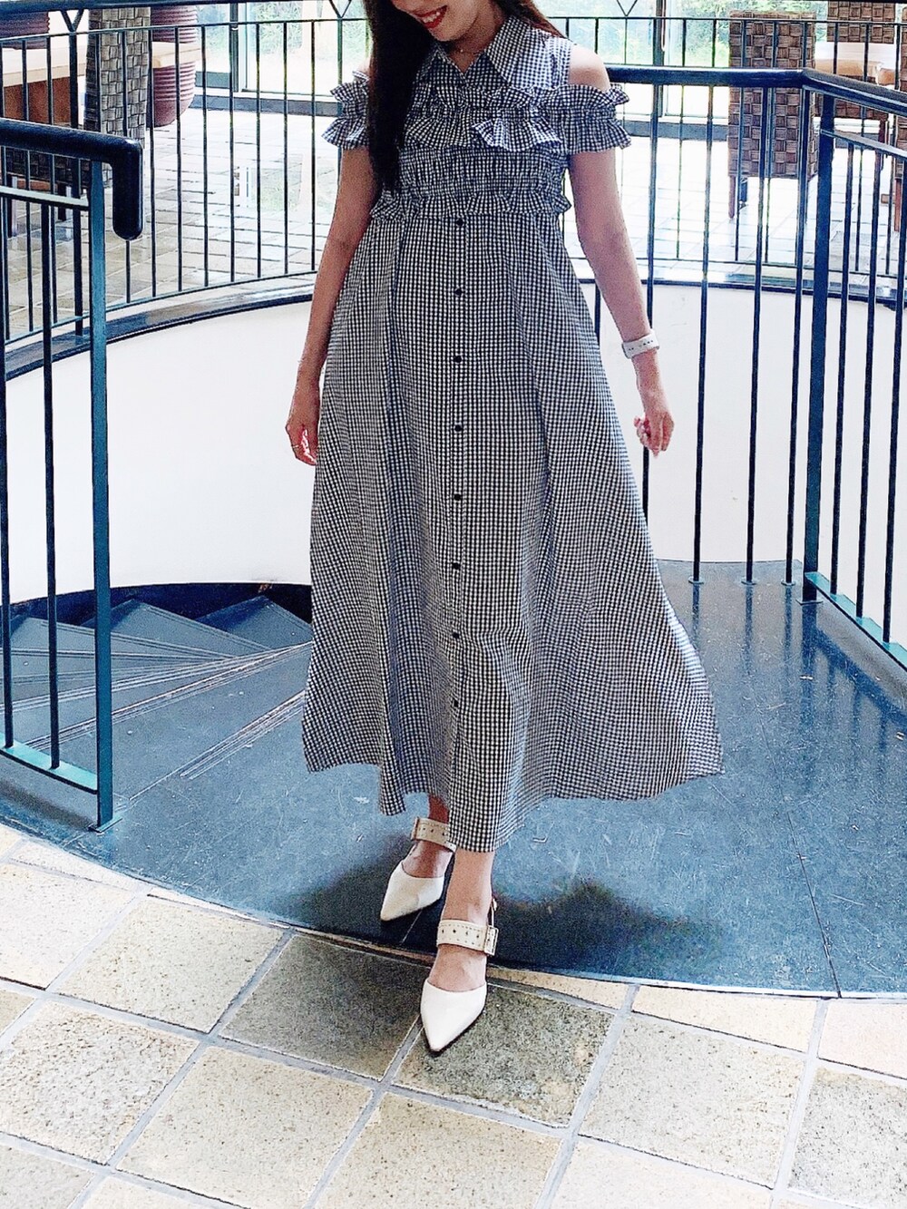 ブラック系のシャツワンピースを着用したレディースの夏コーディネートの4枚目の写真