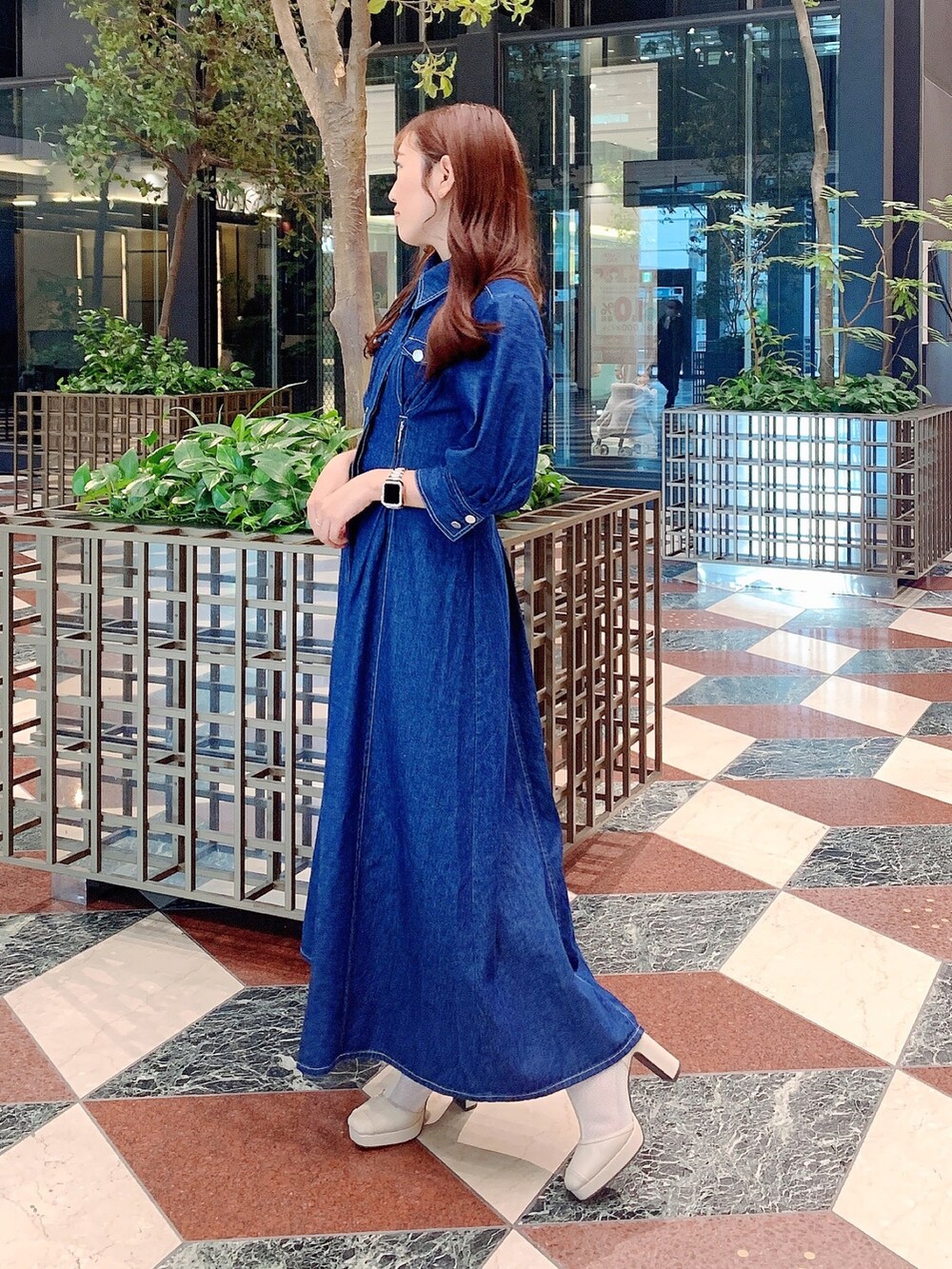 ホワイト系のブーツ、ブルー系のワンピースを着用したレディースの冬コーディネートの4枚目の写真