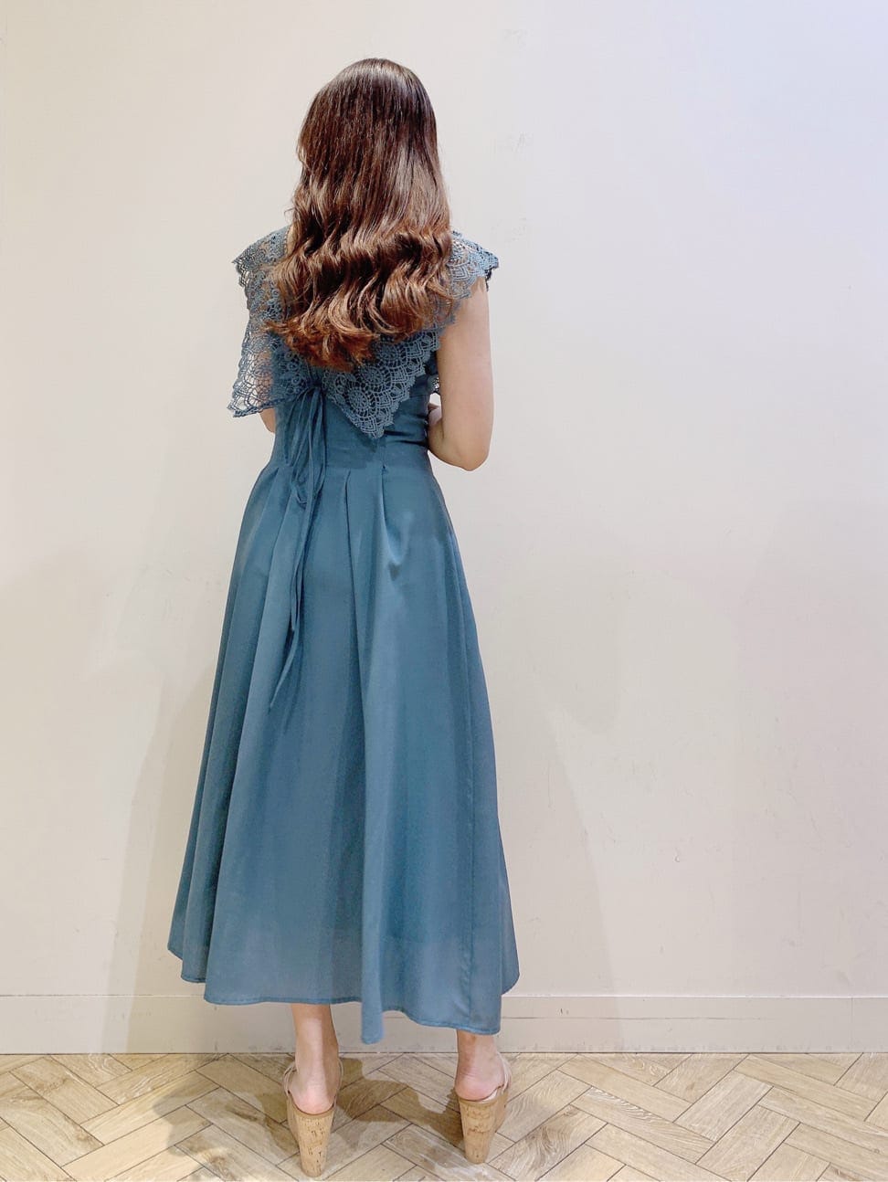 ブルー系のワンピース、その他のサンダルを着用したレディースの春コーディネートの6枚目の写真