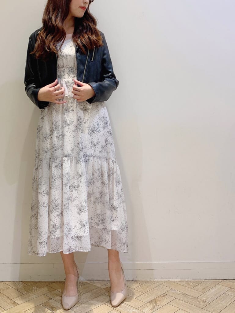 ベージュ系のパンプス、ベージュ系のワンピース、ブラック系のライダースジャケットを着用したレディースの冬コーディネートの9枚目の写真