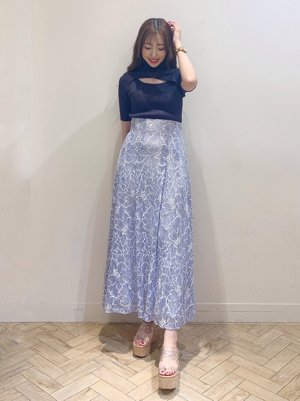 ブルー系のスカート、グレー系のニット/セーター、その他のサンダルを着用したレディースの春コーディネートの2枚目の写真