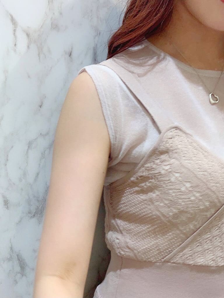 ホワイト系のサンダル、ピンク系のワンピースを着用したレディースの夏コーディネートの4枚目の写真