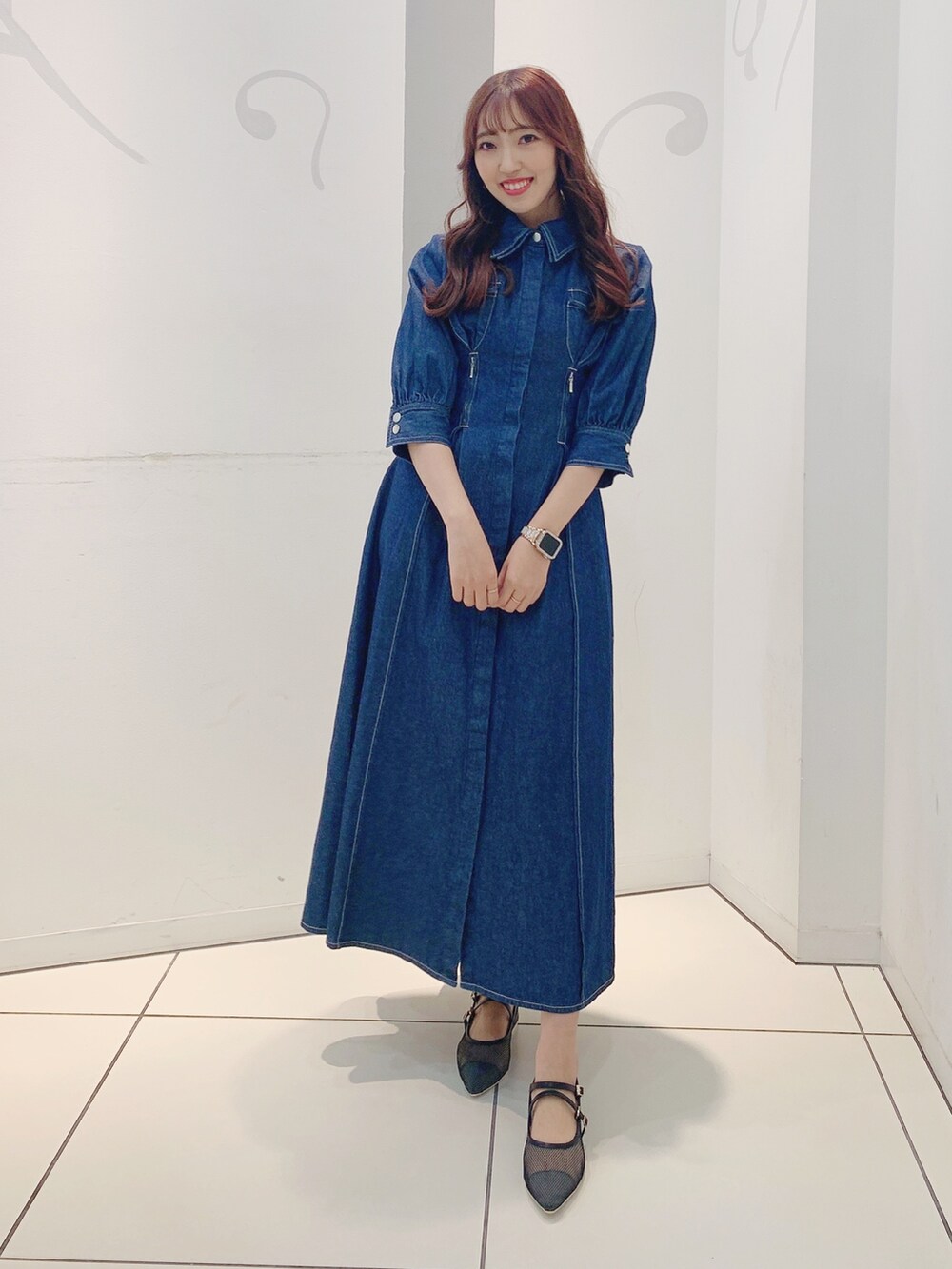 ブルー系のワンピース、ブラック系のパンプスを着用したレディースの冬コーディネートの4枚目の写真