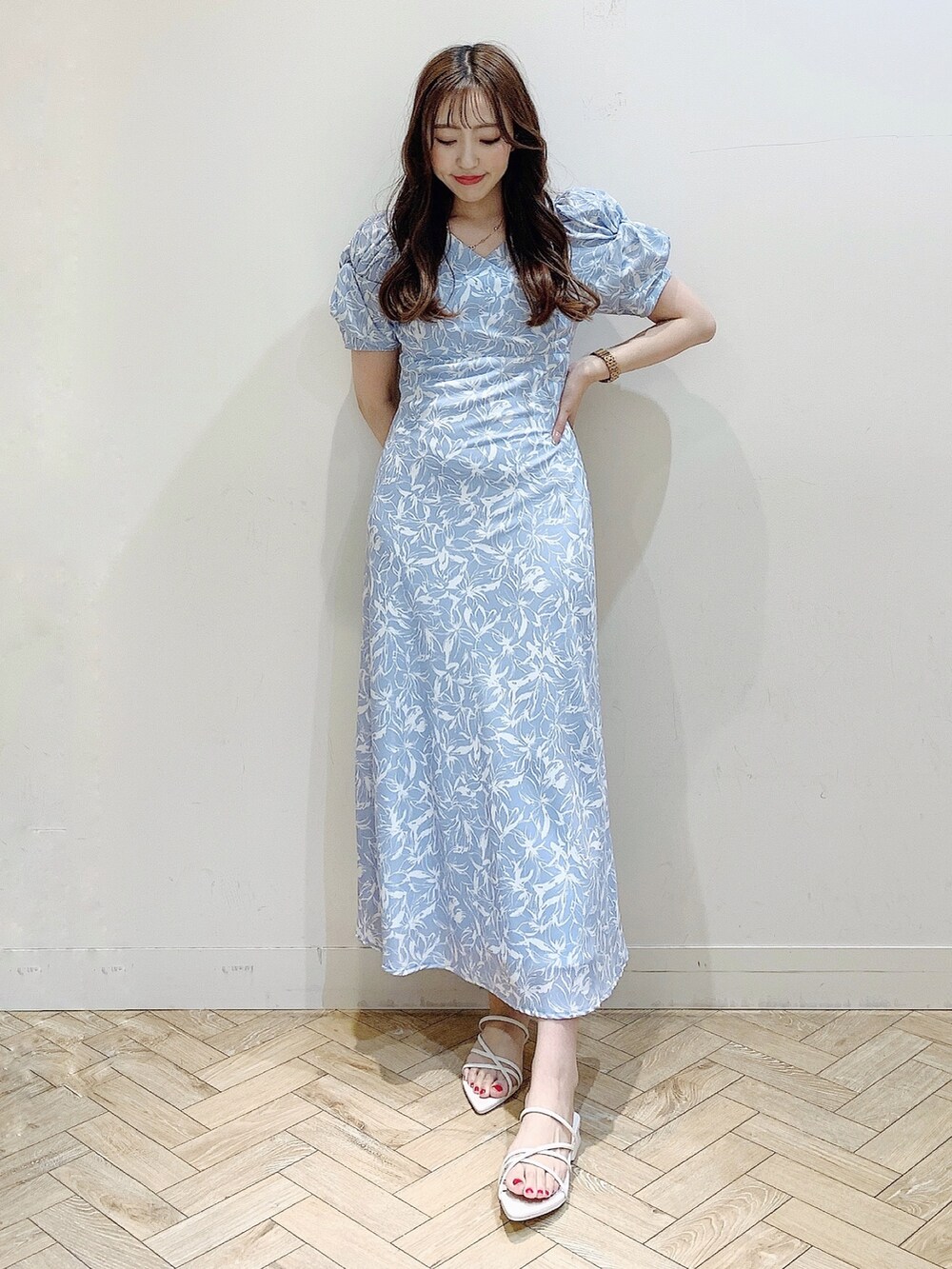 ブルー系のワンピース、ホワイト系のカーディガン/ボレロ、ホワイト系のサンダルを着用したレディースの春コーディネートの2枚目の写真