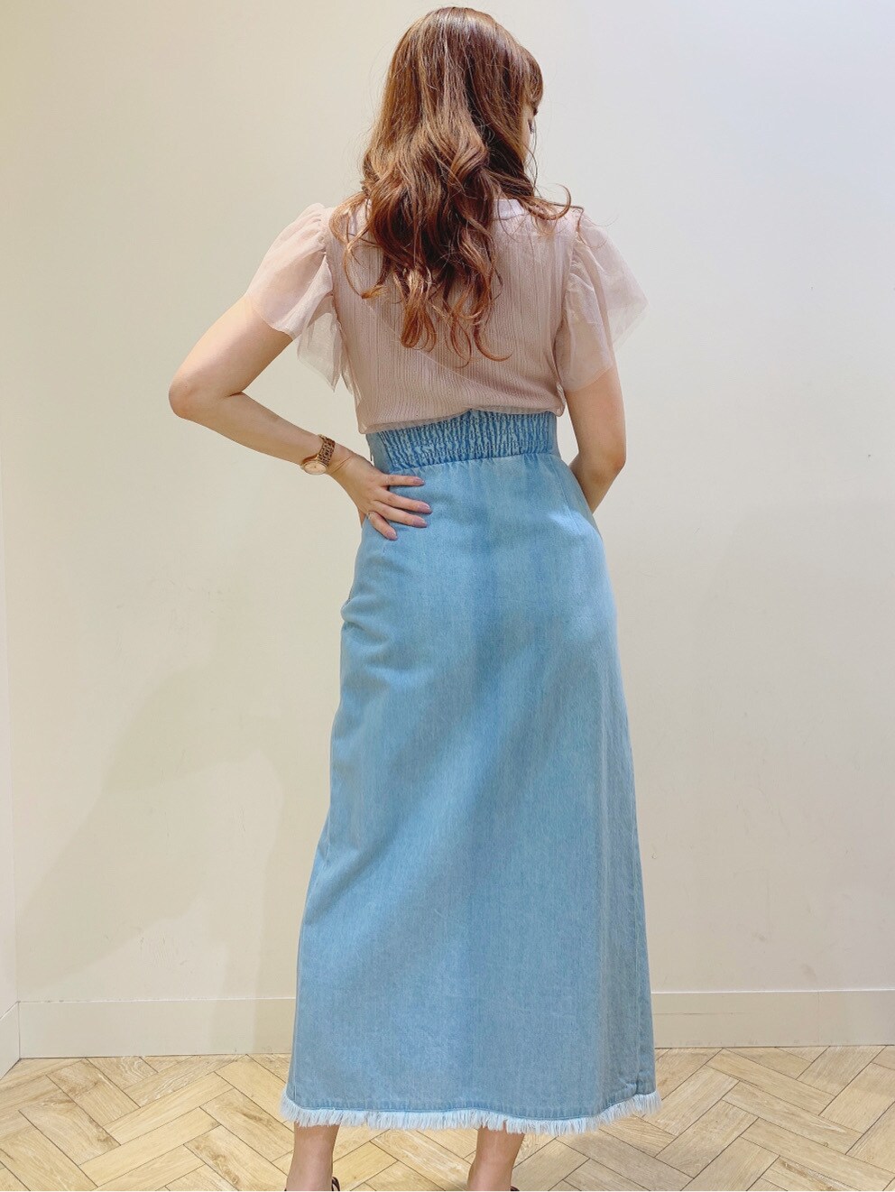 ブラック系のサンダル、ブルー系のスカート、ピンク系のニット/セーターを着用したレディースの春コーディネートの3枚目の写真