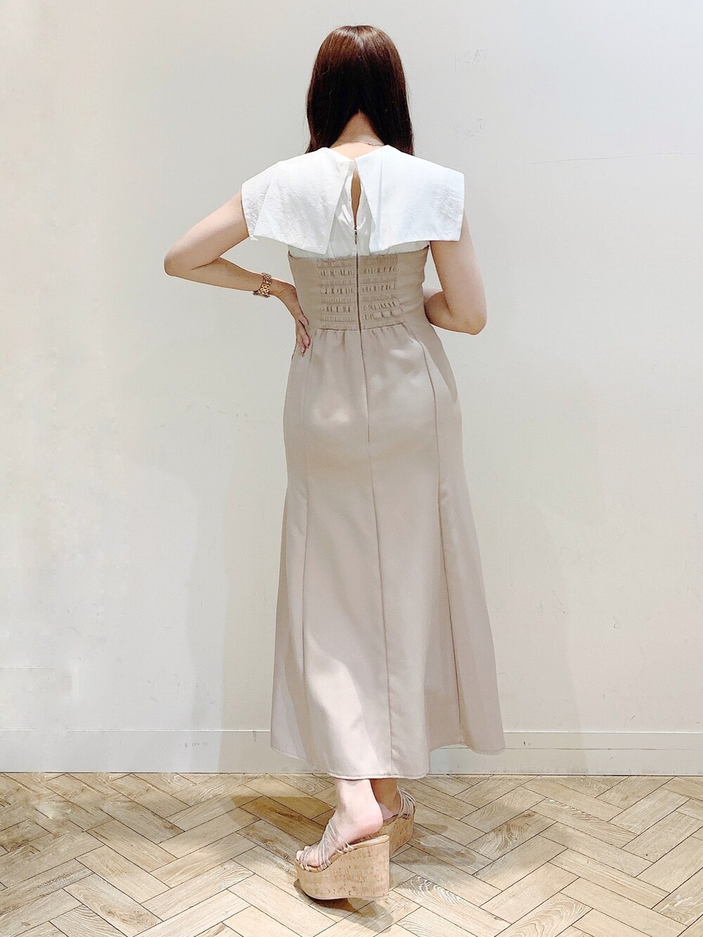 ベージュ系のワンピース、その他のサンダルを着用したレディースの春コーディネートの6枚目の写真