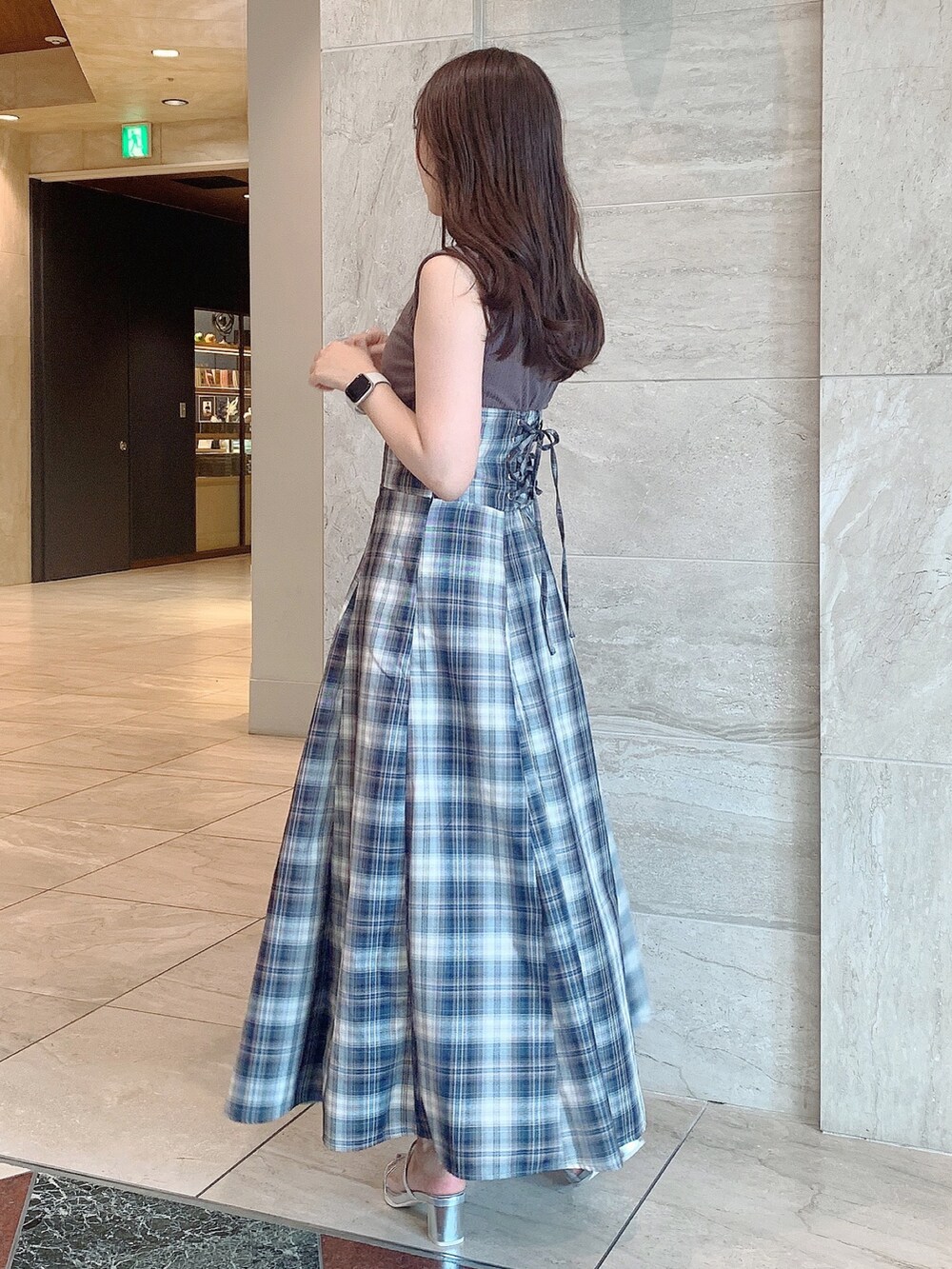 シルバー系のパンプス、ベージュ系のワンピースを着用したレディースの夏コーディネートの4枚目の写真