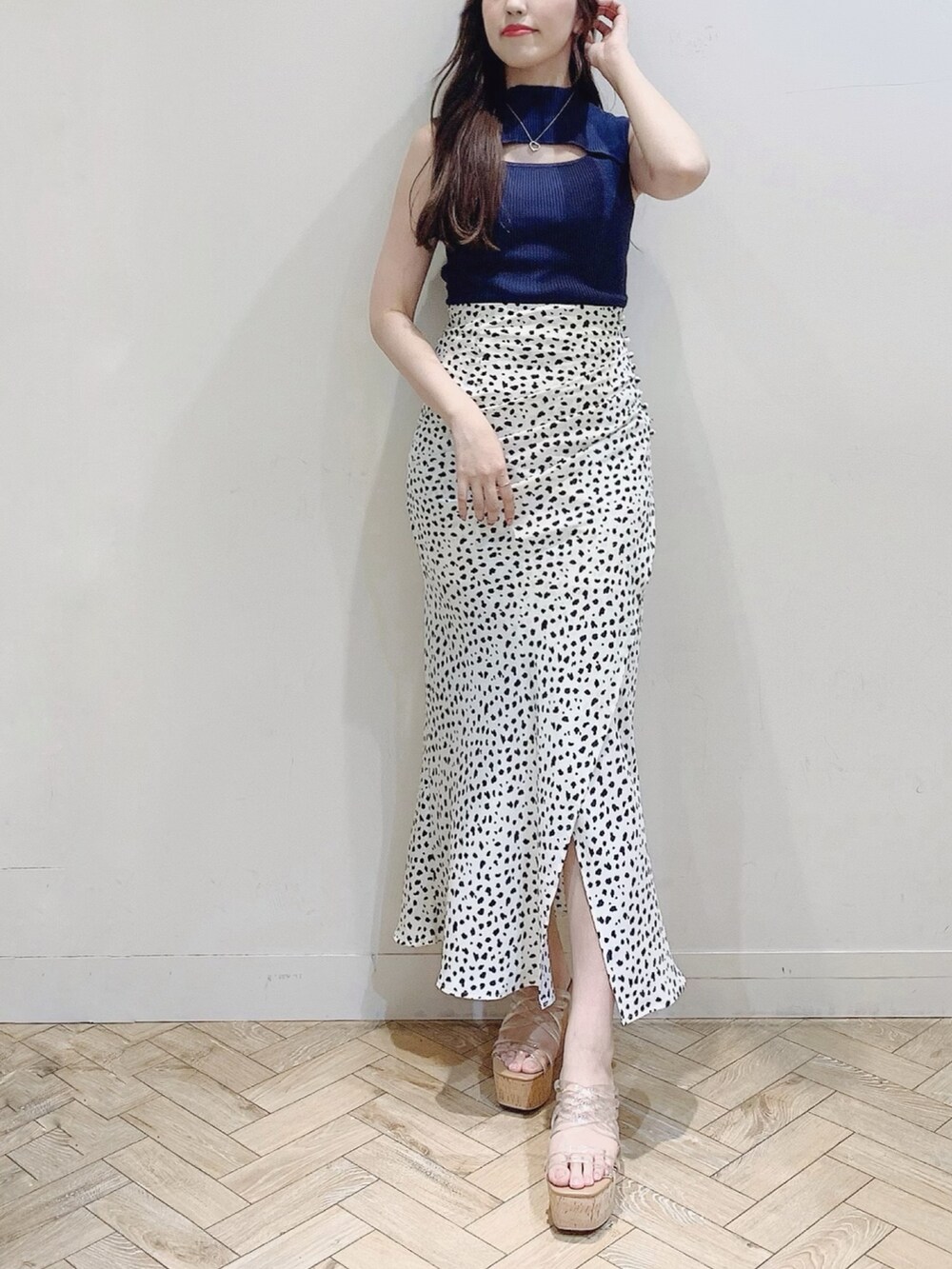 その他のスカート、グレー系のニット/セーター、その他のサンダルを着用したレディースの夏コーディネートの3枚目の写真