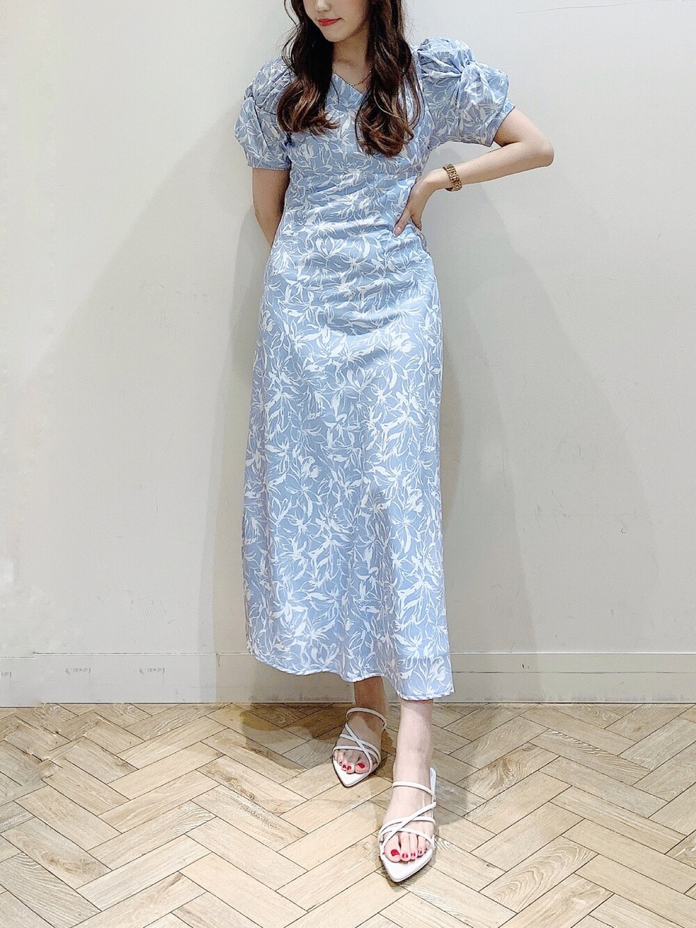 ブルー系のワンピース、ホワイト系のカーディガン/ボレロ、ホワイト系のサンダルを着用したレディースの春コーディネートの3枚目の写真