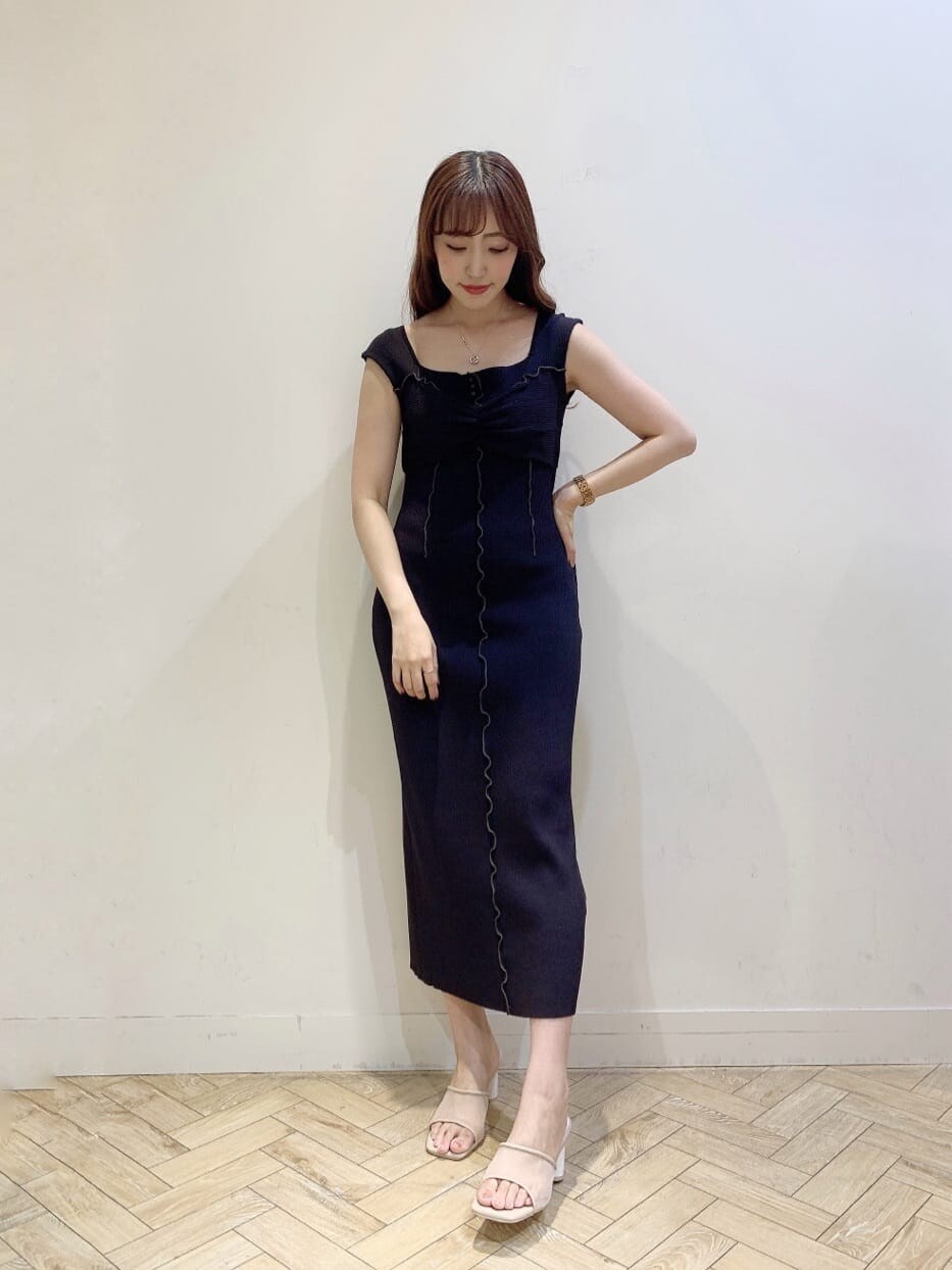 ベージュ系のサンダル、ブラック系のワンピース、ホワイト系のシャツ/ブラウスを着用したレディースの春コーディネートの5枚目の写真