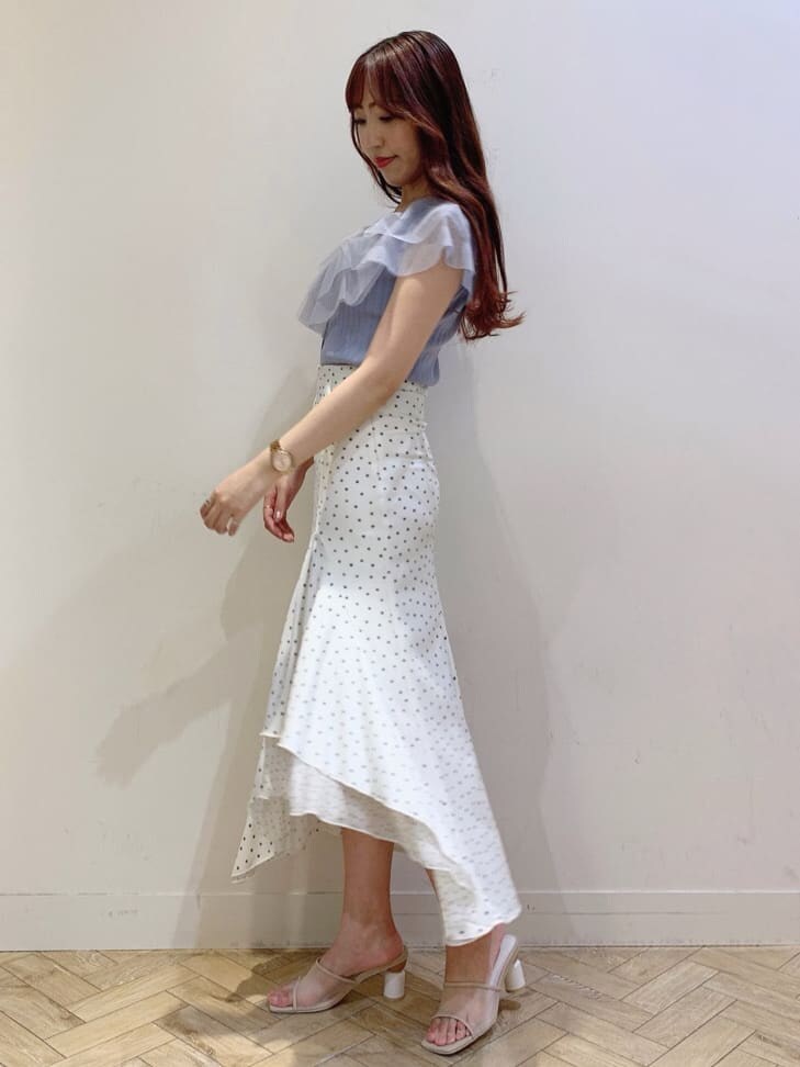 ホワイト系のカーディガン/ボレロ、ブルー系のカーディガン/ボレロ、ベージュ系のサンダルを着用したレディースの夏コーディネートの3枚目の写真