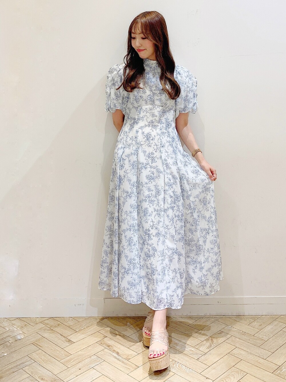 ブルー系のワンピース、その他のサンダルを着用したレディースの春コーディネートの3枚目の写真