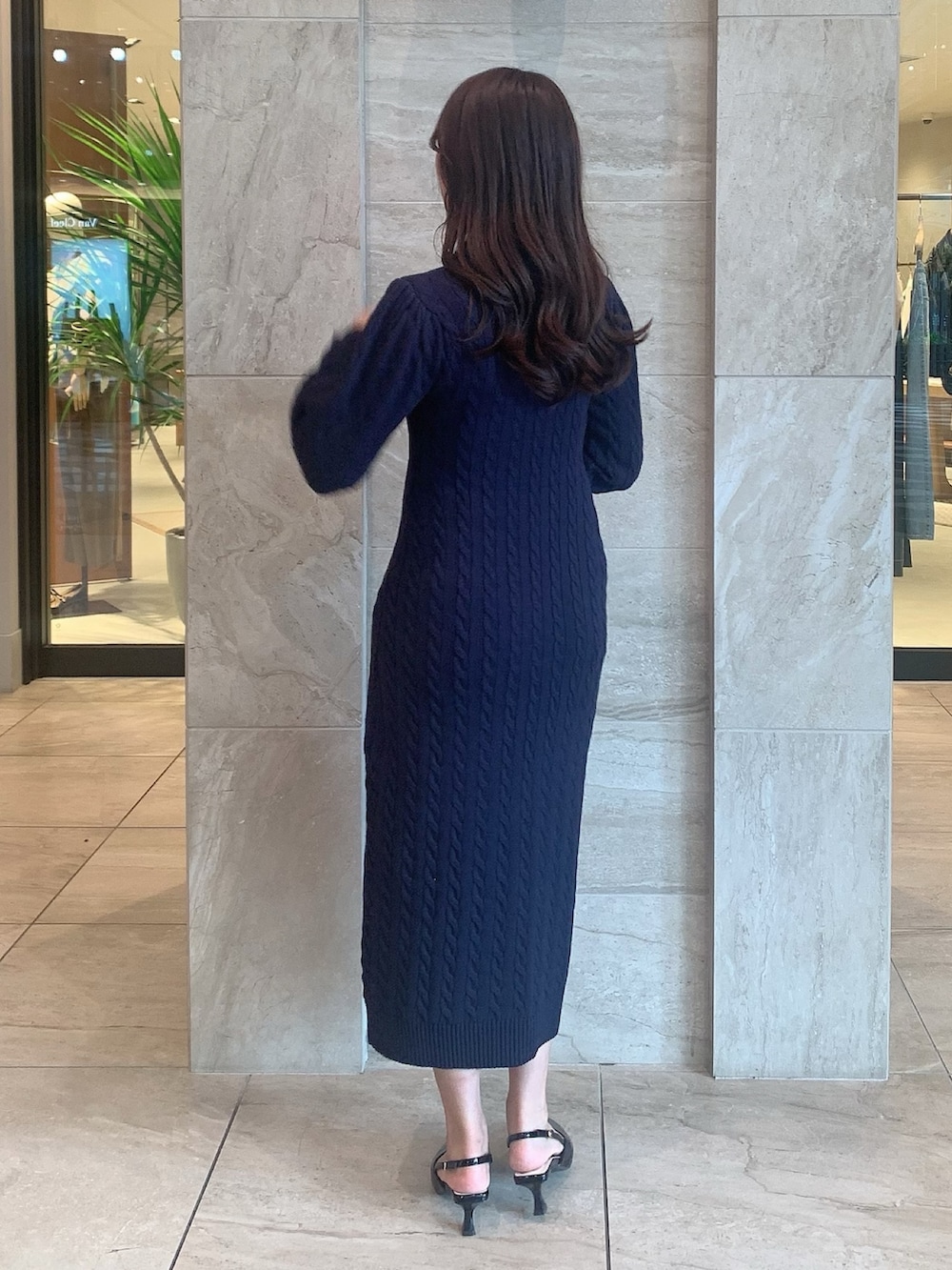 ブラック系のパンプス、ブルー系のワンピースを着用したレディースの秋コーディネートの6枚目の写真