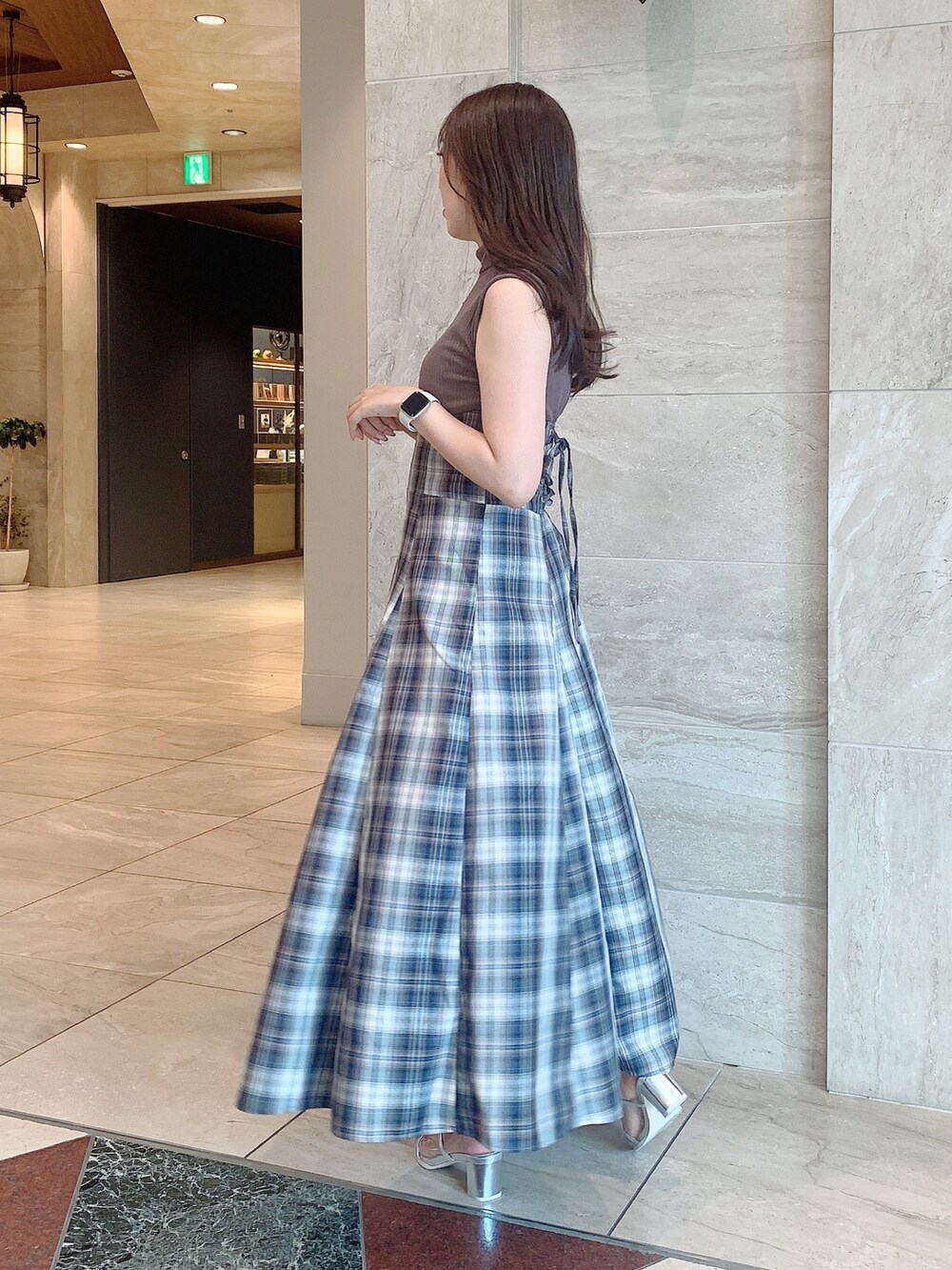 シルバー系のパンプス、ベージュ系のワンピースを着用したレディースの夏コーディネートの5枚目の写真