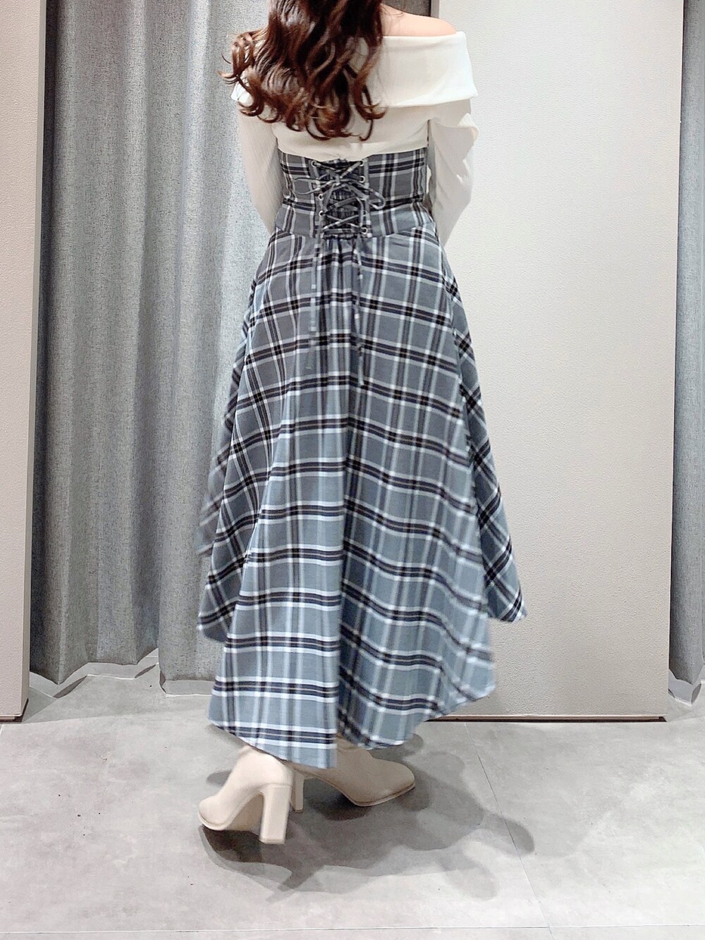 ホワイト系のワンピース、ホワイト系のブーツを着用したレディースの秋コーディネートの6枚目の写真