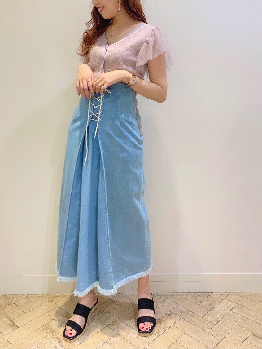 ブラック系のサンダル、ブルー系のスカート、ピンク系のニット/セーターを着用したレディースの春コーディネートの2枚目の写真