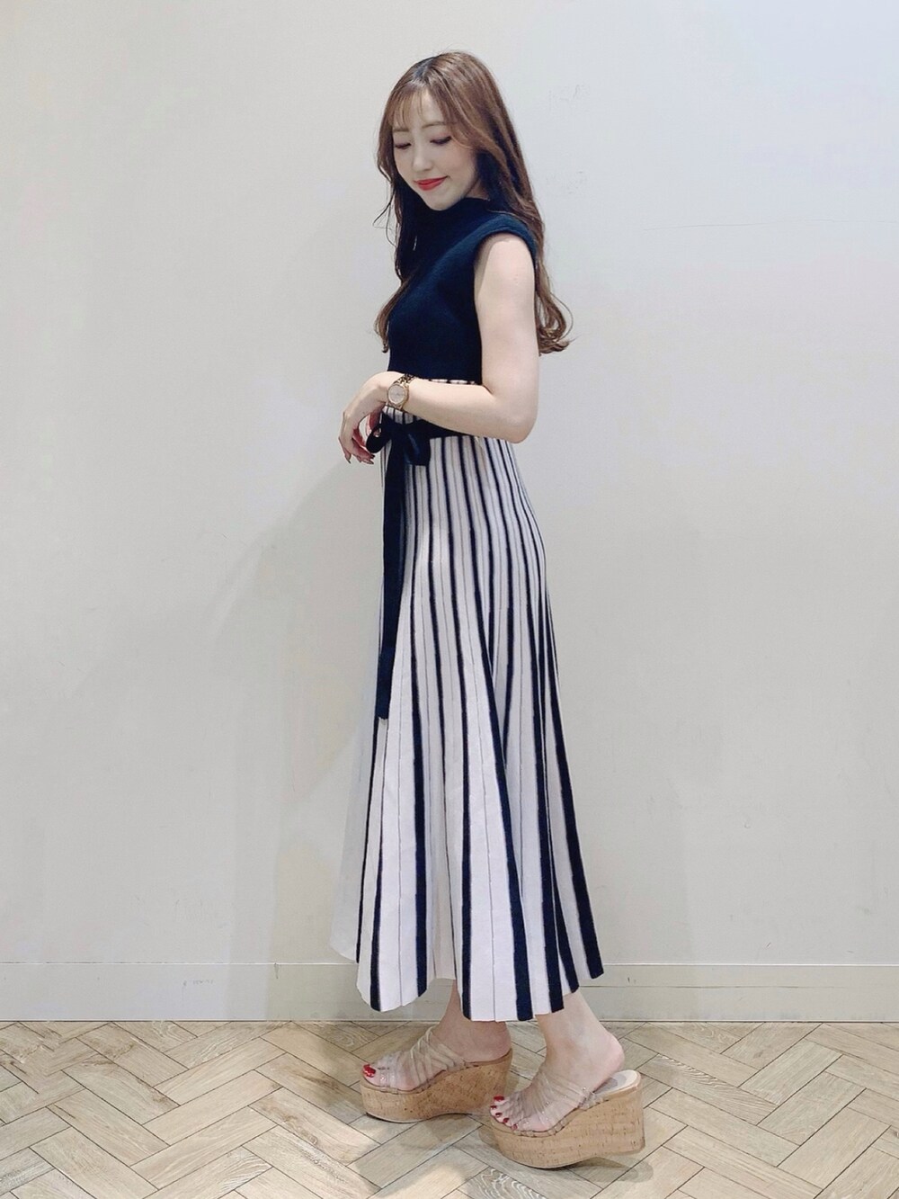 ブラック系のワンピース、その他のサンダル、ベージュ系のカーディガン/ボレロを着用したレディースの夏コーディネートの3枚目の写真