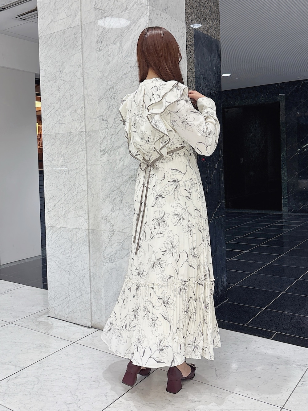 ホワイト系のワンピース、レッド系のパンプスを着用したレディースの秋コーディネートの4枚目の写真