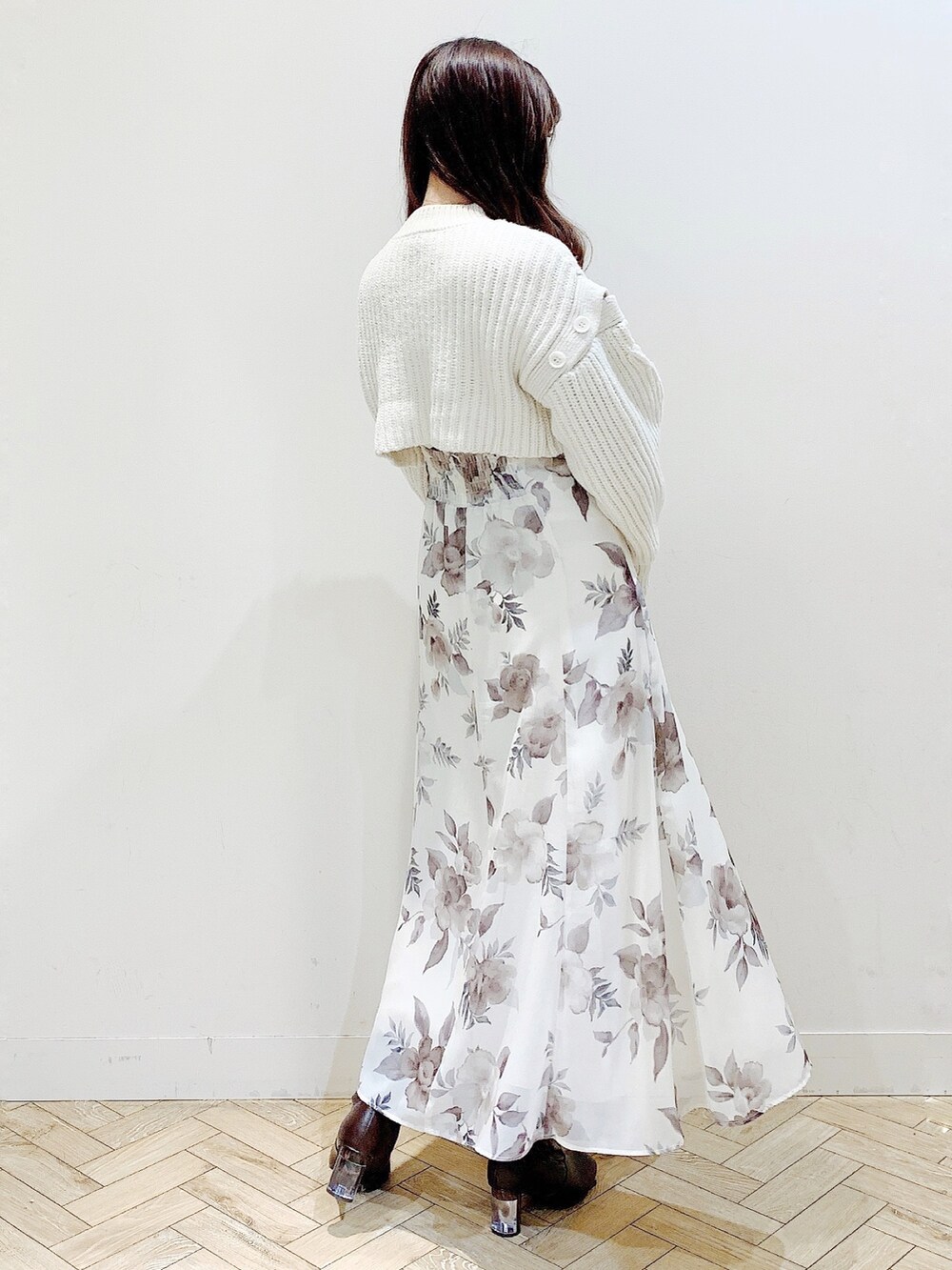 ホワイト系のワンピース、ホワイト系のワンピース、ブラウン系のブーツを着用したレディースの冬コーディネートの6枚目の写真