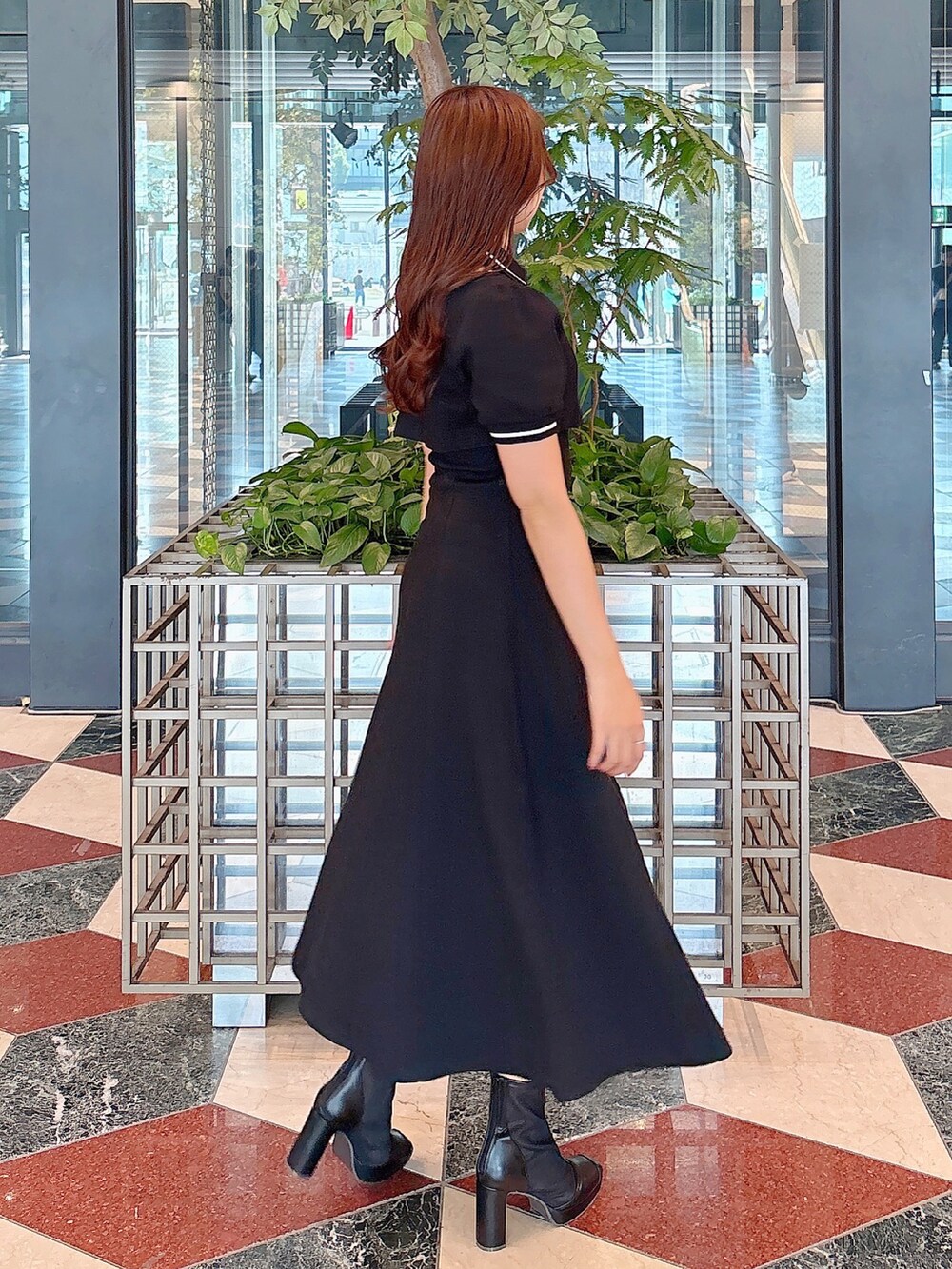 ブラック系のワンピースを着用したレディースの春コーディネートの7枚目の写真