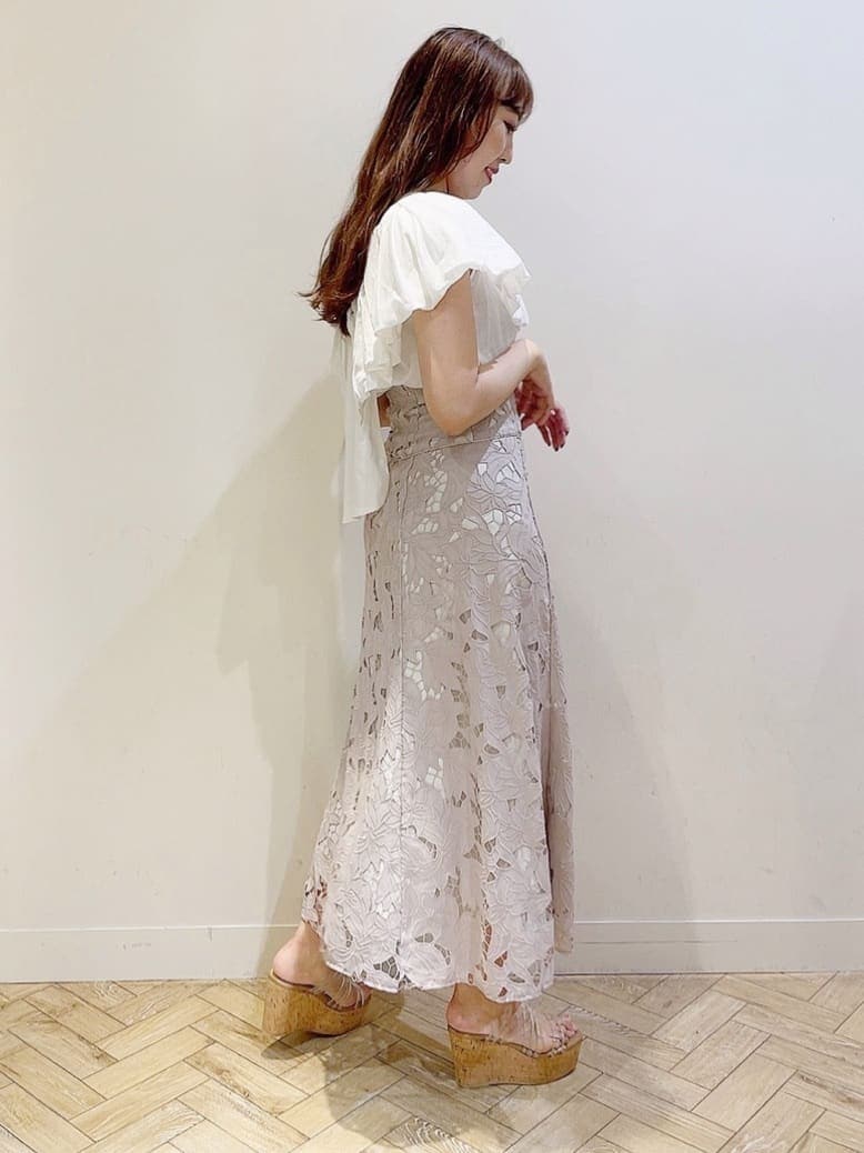 その他のサンダル、ベージュ系のスカート、ホワイト系のシャツ/ブラウスを着用したレディースの夏コーディネートの3枚目の写真