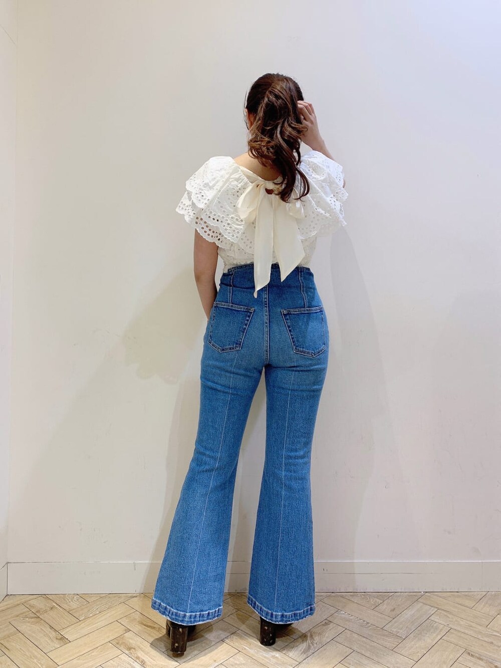 ホワイト系のシャツ/ブラウス、ブルー系のその他パンツを着用したレディースの春コーディネートの3枚目の写真