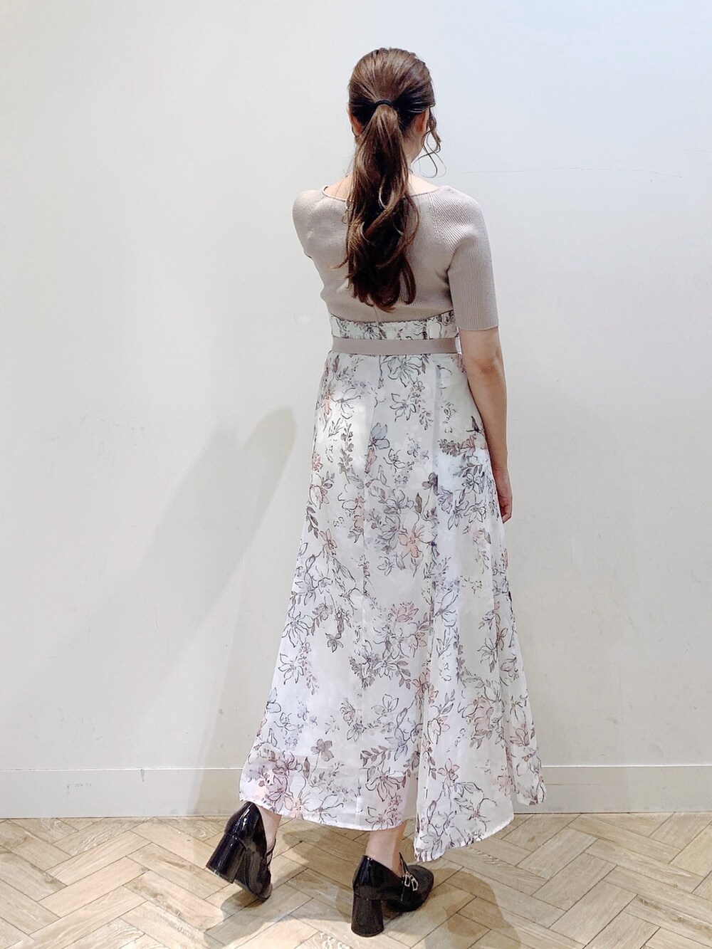 ベージュ系のワンピース、ブラウン系のパンプスを着用したレディースの夏コーディネートの7枚目の写真