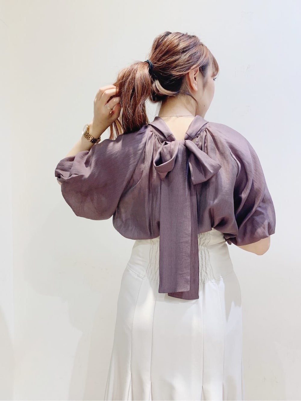 ブラウン系のシャツ/ブラウス、ピンク系のスカート、ベージュ系のサンダルを着用したレディースの夏コーディネートの4枚目の写真