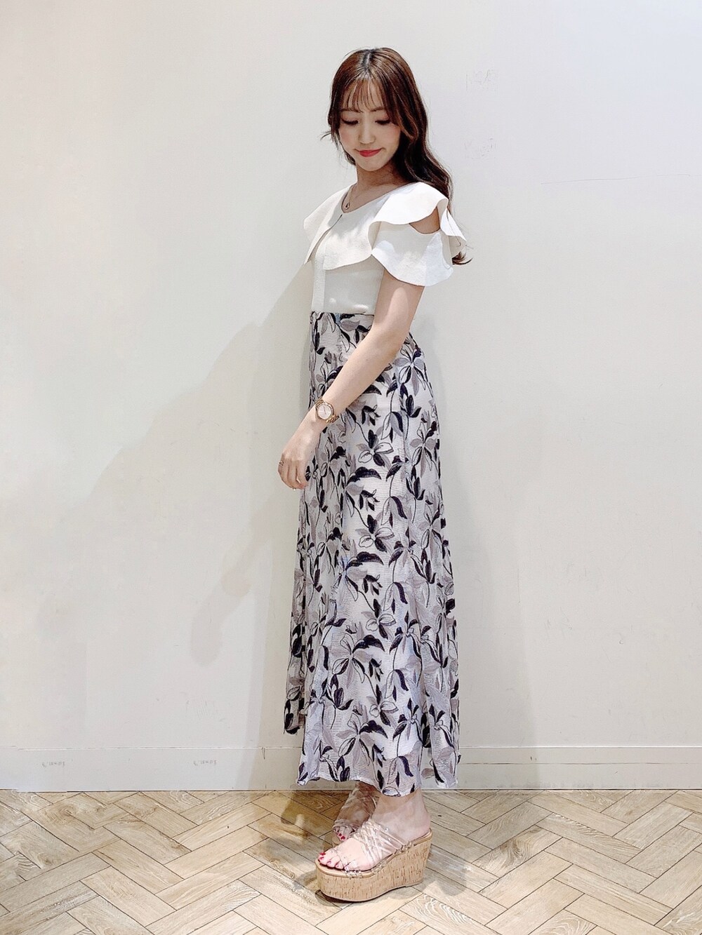 ホワイト系のニット/セーター、パープル系のスカート、その他のサンダルを着用したレディースの夏コーディネートの3枚目の写真