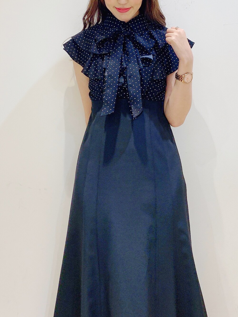 ブラック系のワンピース、その他のサンダル、ブラック系のハンドバッグを着用したレディースの春コーディネートの8枚目の写真