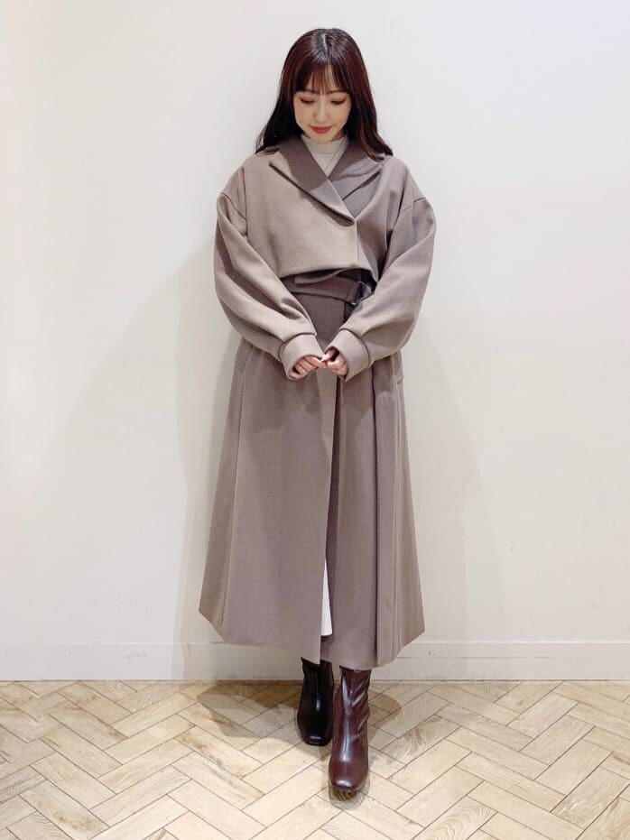 ブラウン系のブーツ、ブラウン系のその他アウター、ブラウン系のその他アウターを着用したレディースの秋コーディネートの8枚目の写真