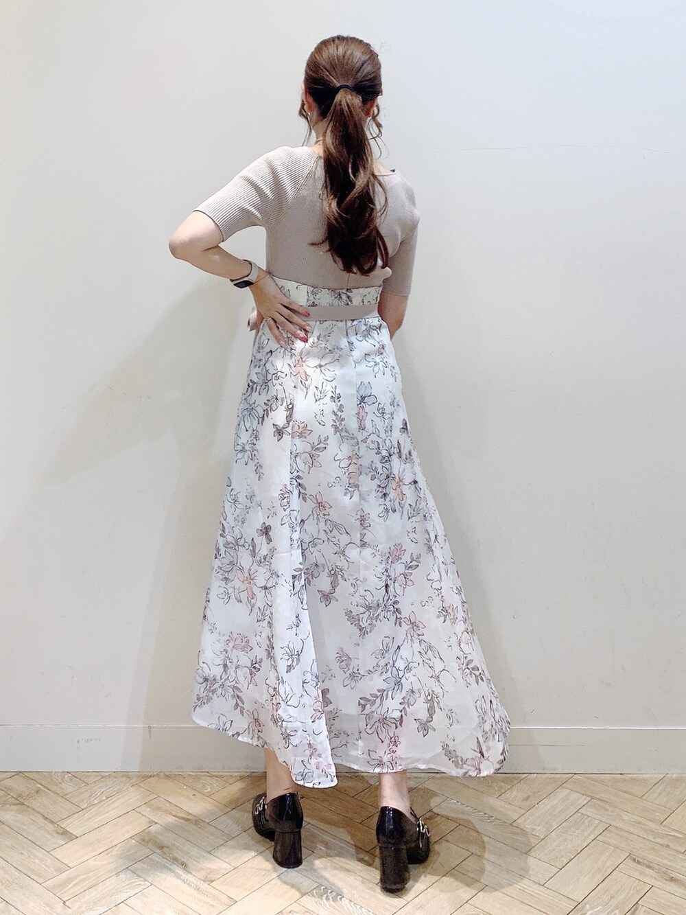 ベージュ系のワンピース、ブラウン系のパンプスを着用したレディースの夏コーディネートの6枚目の写真