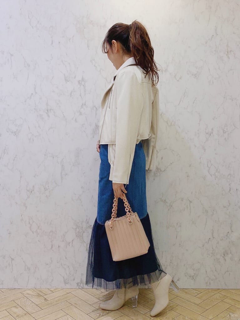 ベージュ系のその他シューズ、ブルー系のスカート、ホワイト系のシャツ/ブラウスを着用したレディースの冬コーディネートの8枚目の写真