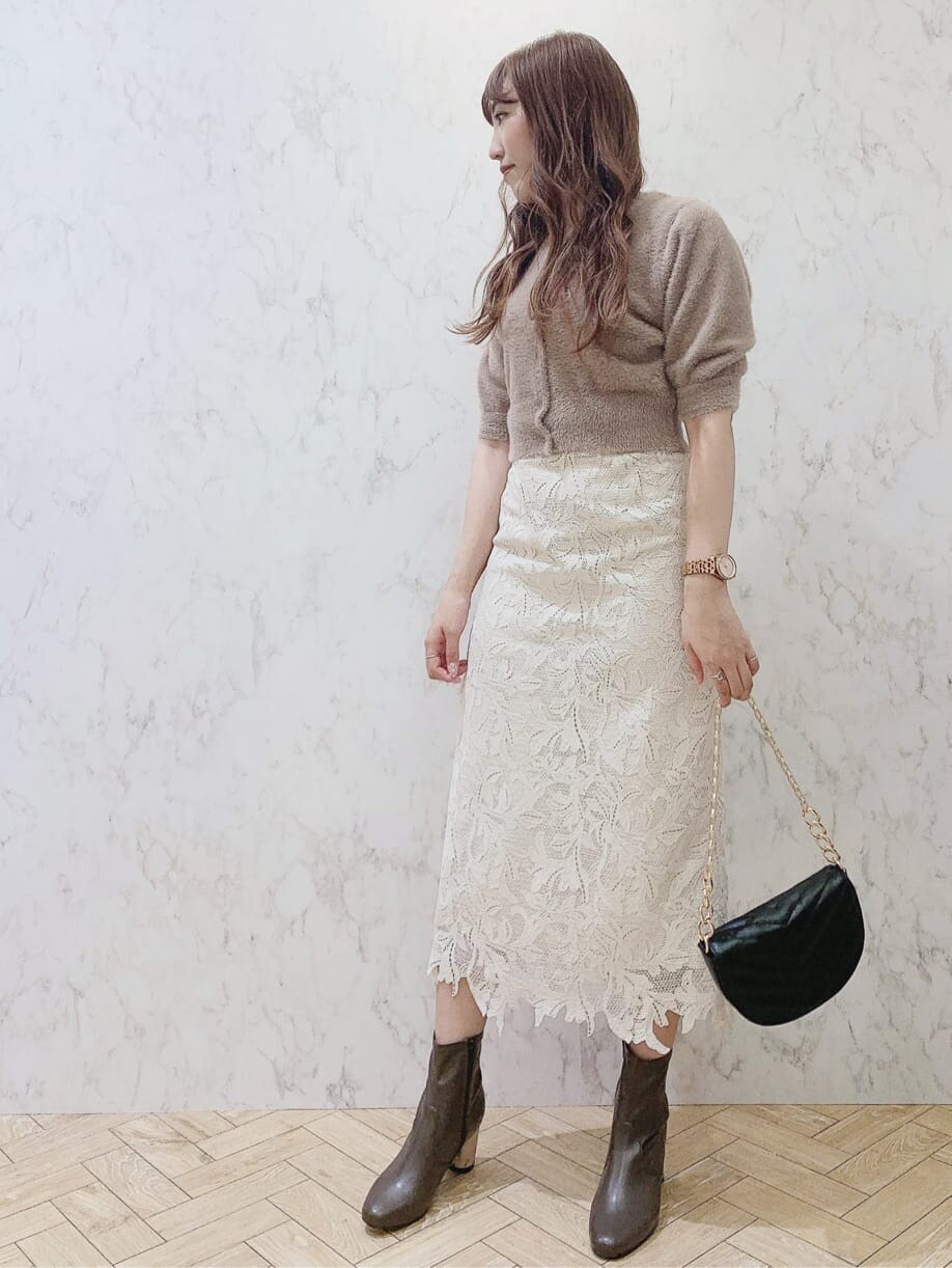 ブラウン系のその他シューズ、ブラック系のハンドバッグ、ホワイト系のスカートを着用したレディースの夏コーディネートの2枚目の写真