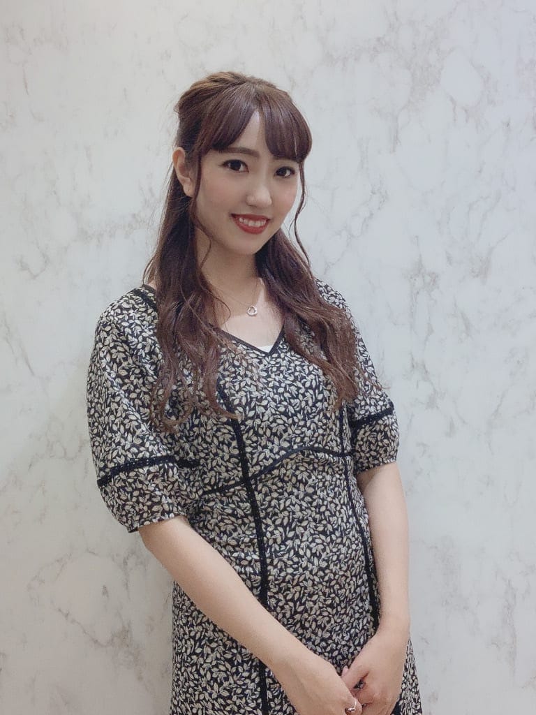 ブラック系のワンピース、ホワイト系のサンダル、ブラック系のハンドバッグを着用したレディースの秋コーディネートの2枚目の写真