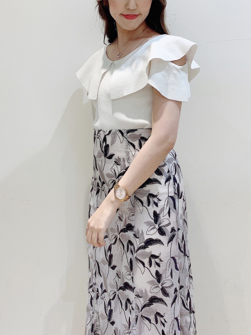 ホワイト系のニット/セーター、パープル系のスカート、その他のサンダルを着用したレディースの夏コーディネートの7枚目の写真