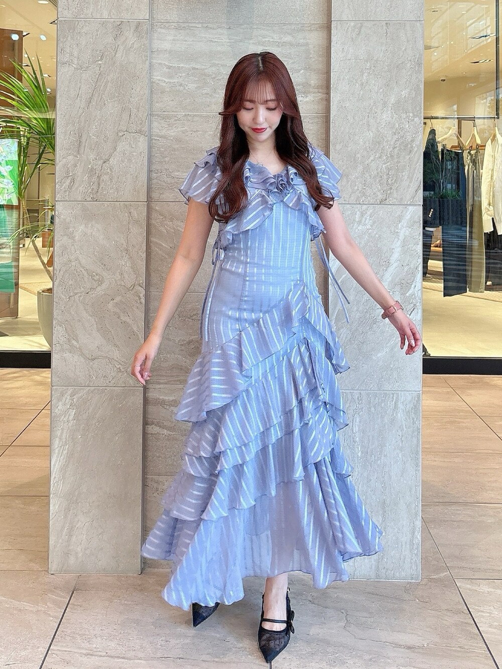 ブルー系のワンピース、ブラック系のパンプスを着用したレディースの春コーディネートの4枚目の写真