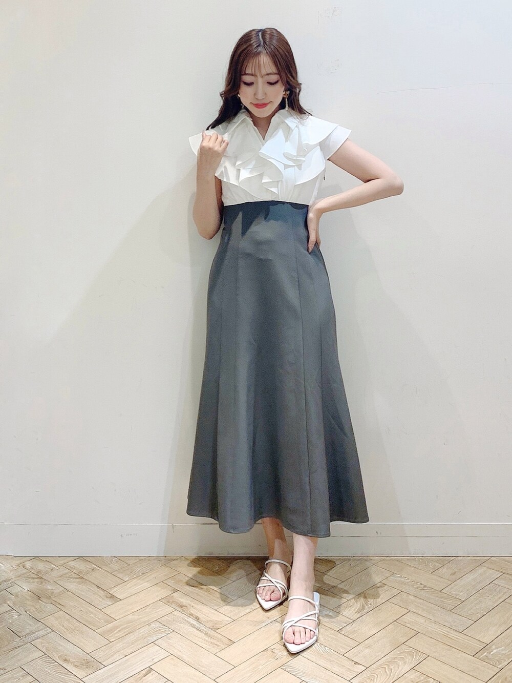 ブラウン系のワンピース、ホワイト系のサンダルを着用したレディースの春コーディネートの9枚目の写真