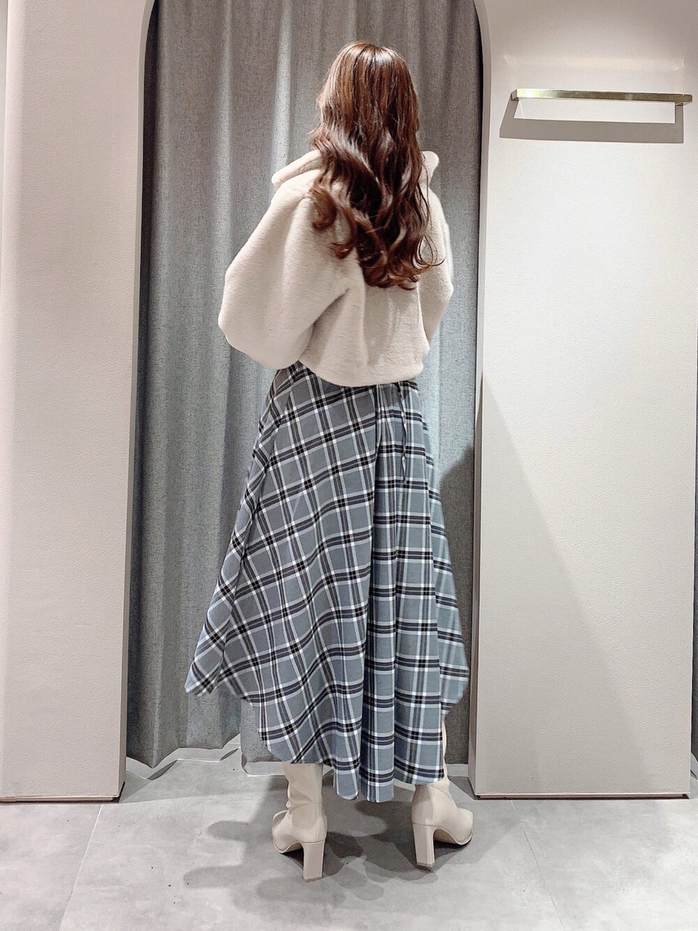 ホワイト系のワンピース、ホワイト系のブーツ、ベージュ系のその他アウターを着用したレディースの秋コーディネートの4枚目の写真