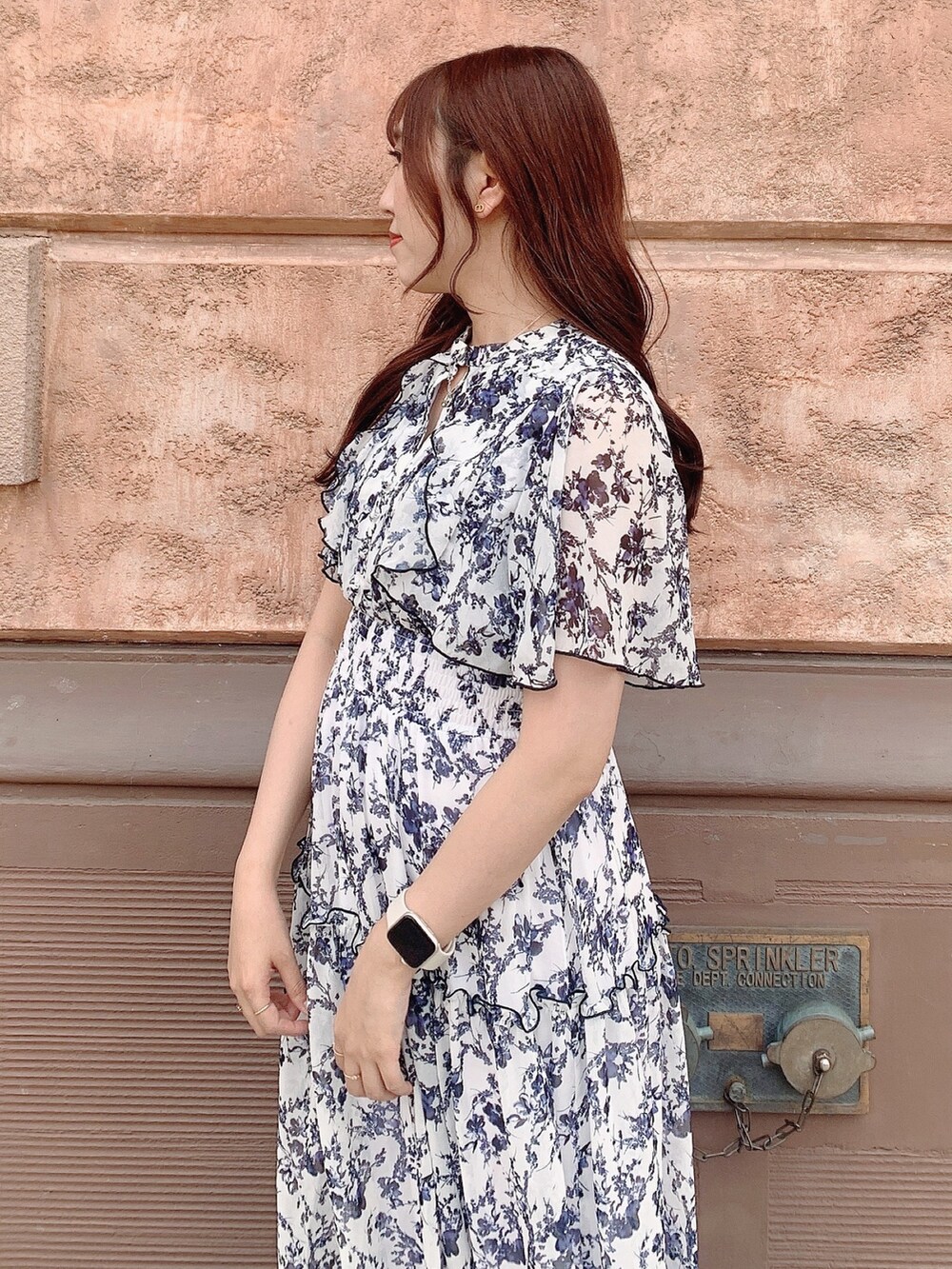 ホワイト系のワンピースを着用したレディースの夏コーディネートの7枚目の写真