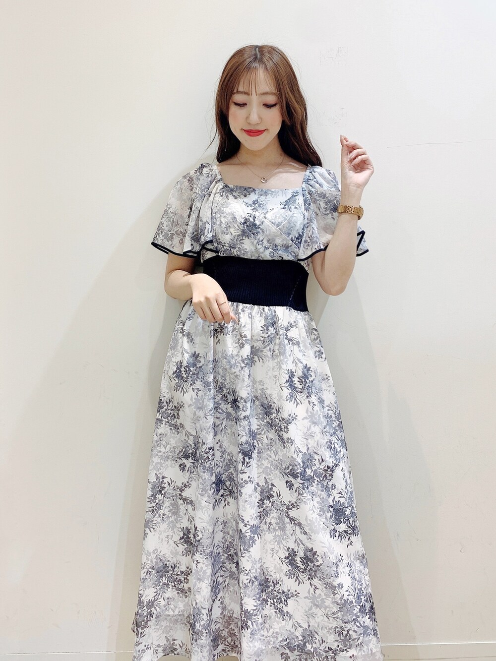 ホワイト系のワンピース、ホワイト系のサンダルを着用したレディースの夏コーディネートの6枚目の写真