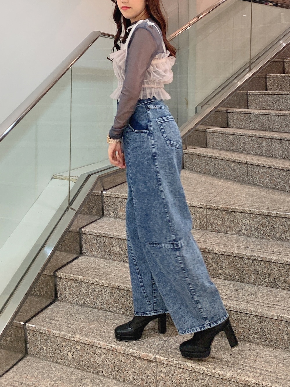 ピンク系のキャミソール、その他のデニムパンツ、ブラック系のブーツを着用したレディースの冬コーディネートの3枚目の写真