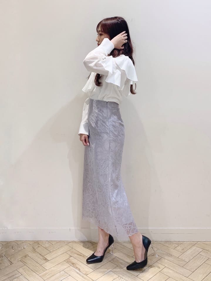 ホワイト系のシャツ/ブラウス、グレー系のスカートを着用したレディースの夏コーディネートの3枚目の写真