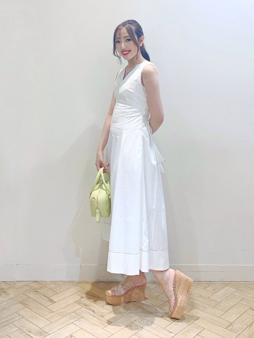 ホワイト系のワンピース、その他のサンダルを着用したレディースの夏コーディネートの4枚目の写真