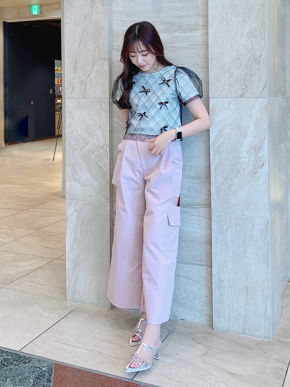 ピンク系のカーゴパンツ、ブラック系のTシャツ/カットソー、シルバー系のパンプスを着用したレディースの夏コーディネートの2枚目の写真