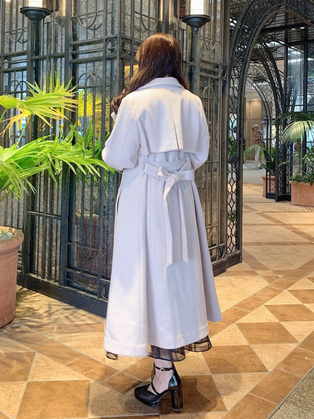 ピンク系のその他アウター、ピンク系のその他アウター、ブラック系のスカートを着用したレディースの冬コーディネートの4枚目の写真