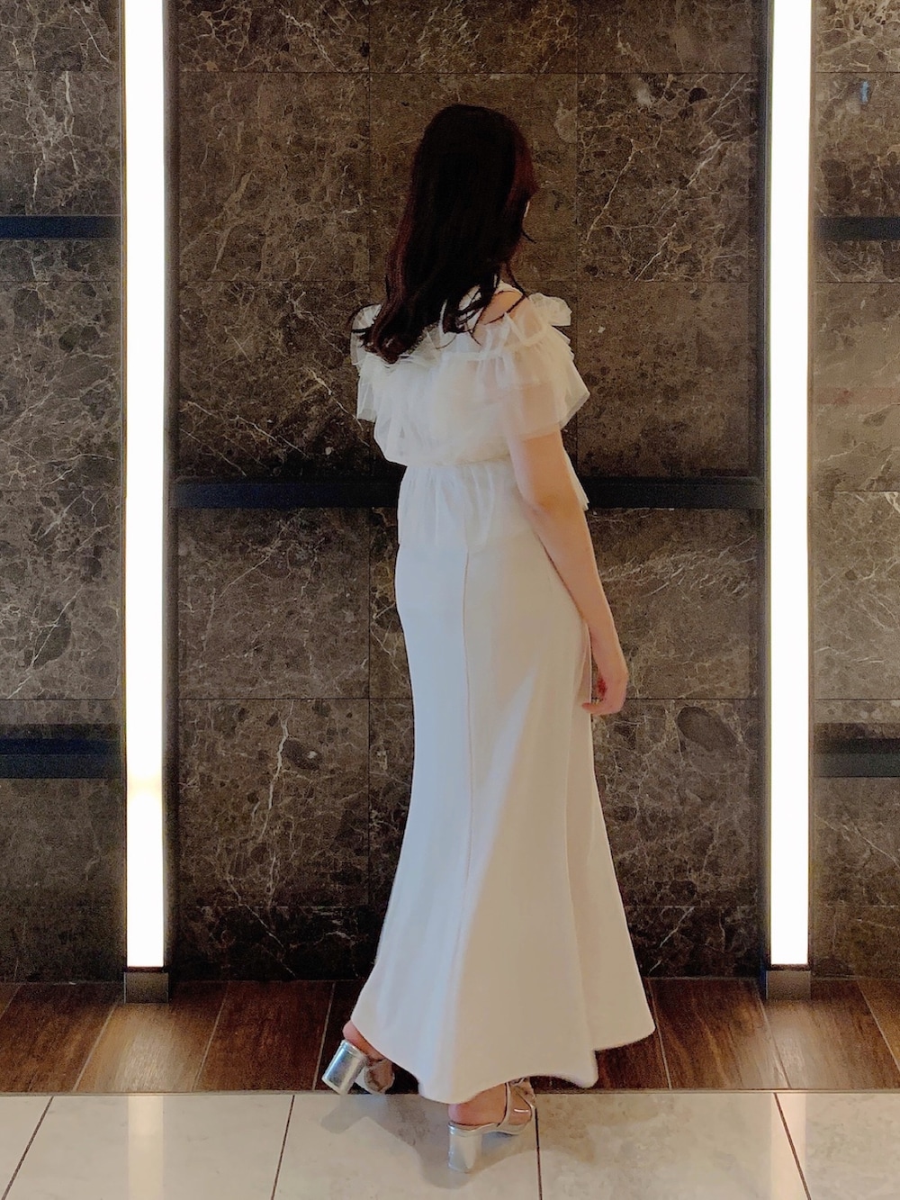 ホワイト系のワンピース、シルバー系のパンプスを着用したレディースの夏コーディネートの7枚目の写真