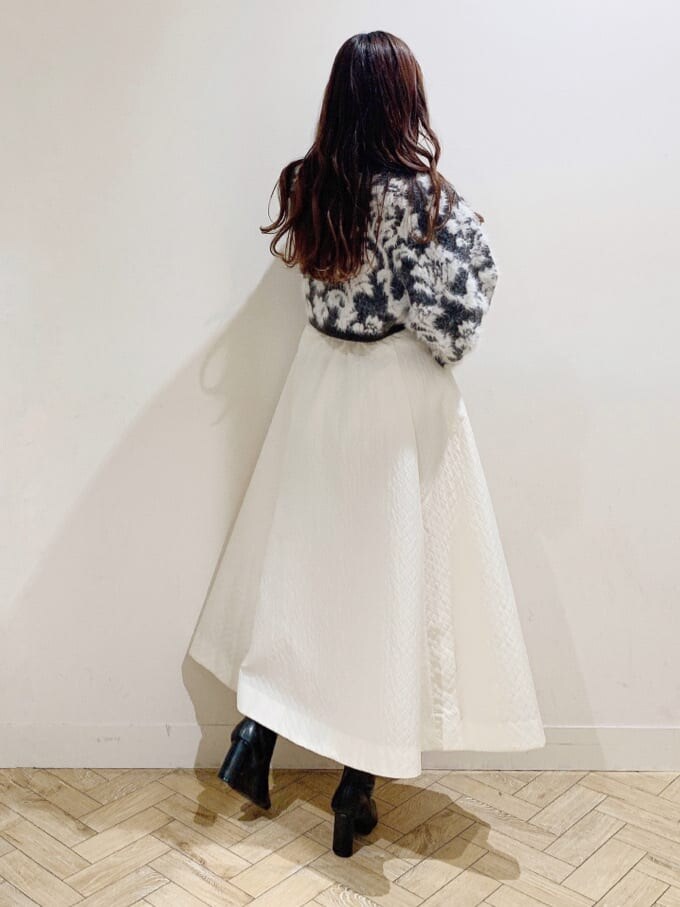 ホワイト系のスカート、ホワイト系のスカート、ブラウン系のニット/セーターを着用したレディースの秋コーディネートの7枚目の写真
